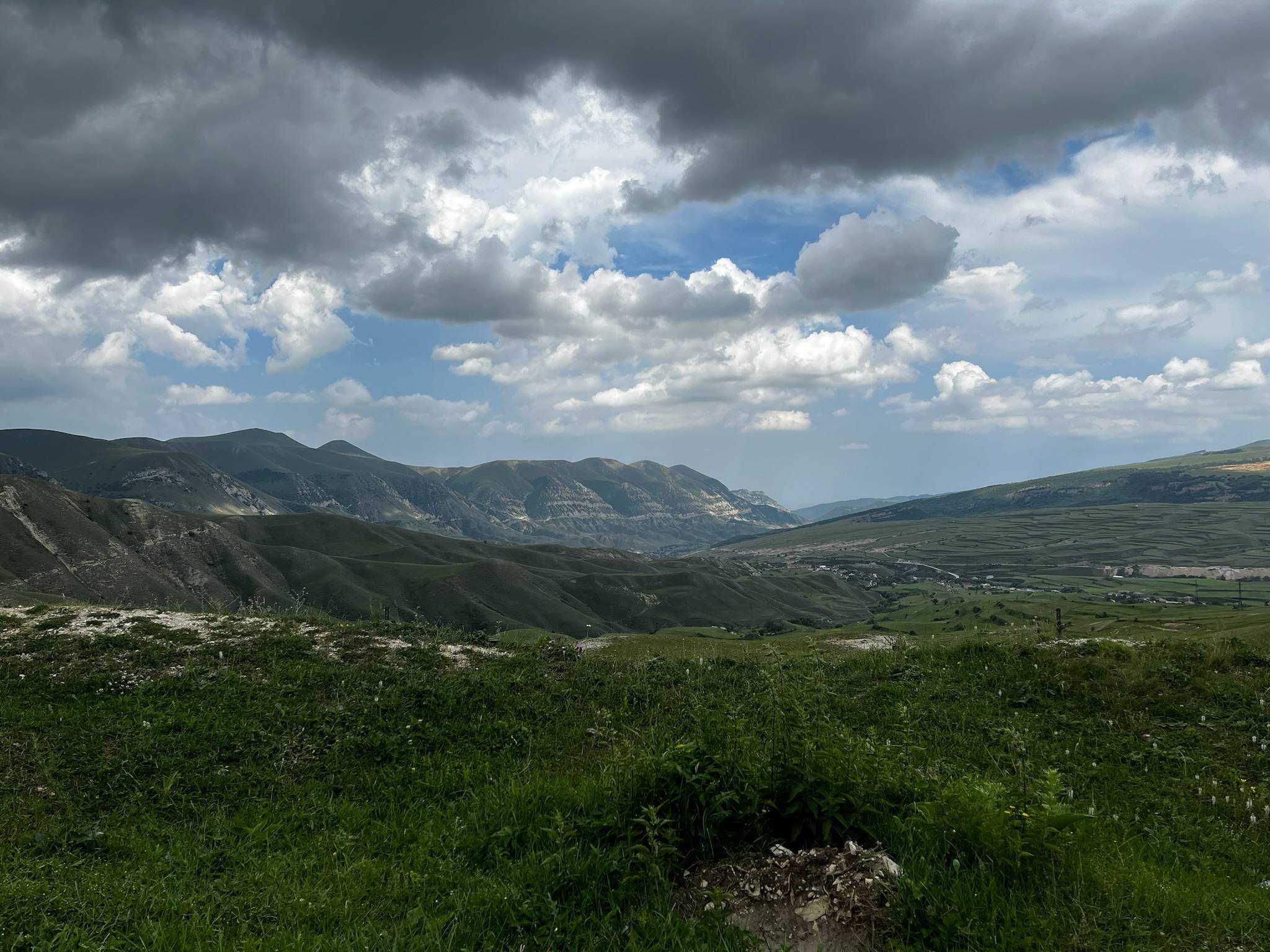 Зелёная долина под грозовым небом