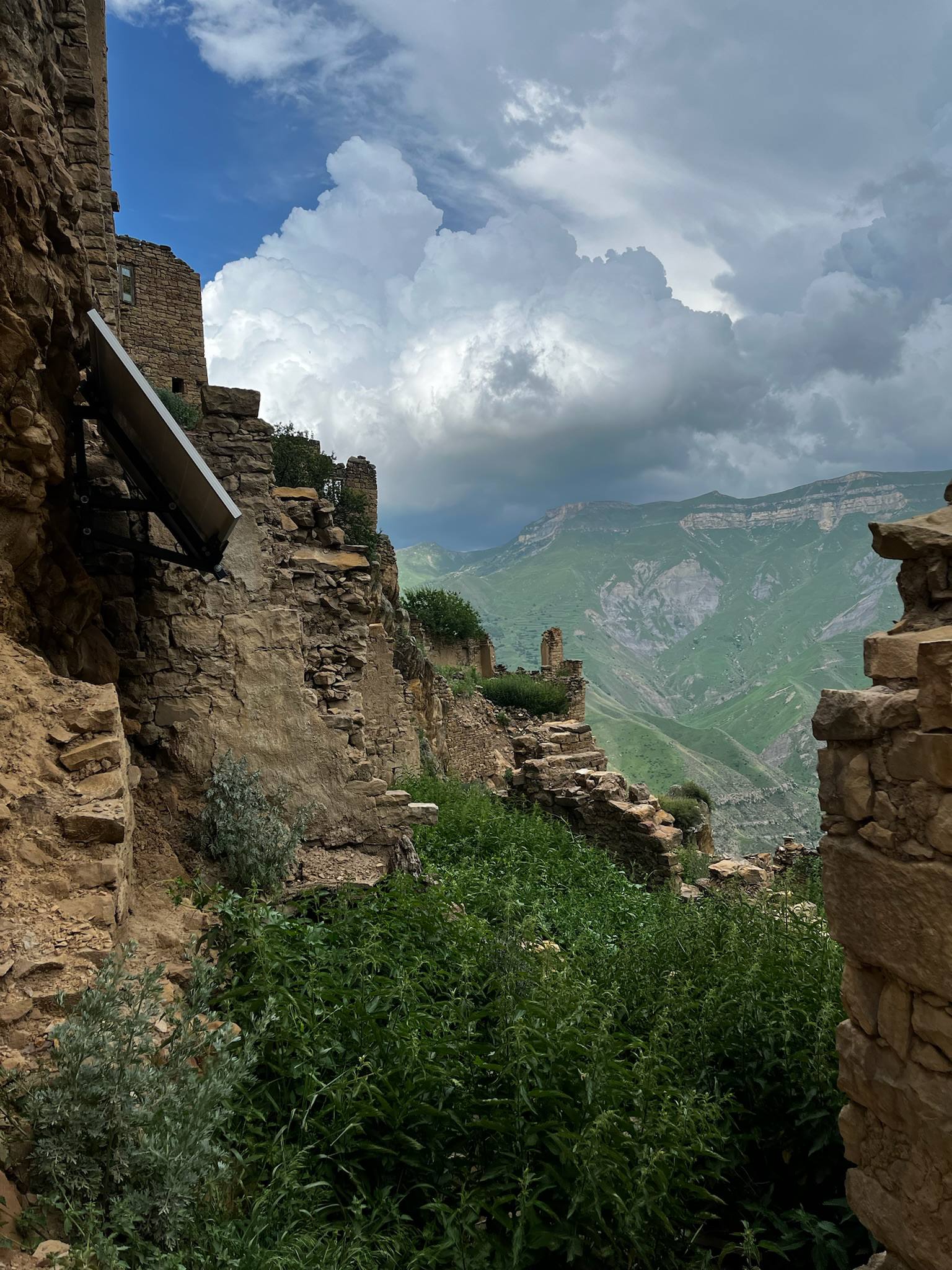 Каменные руины заброшенного аула