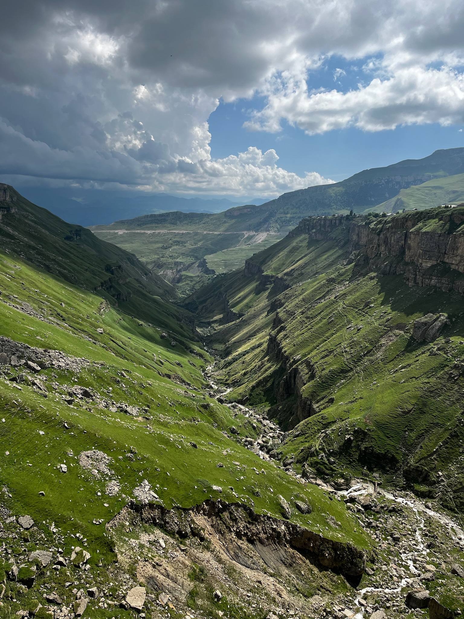 Каньон с ручьём с высоты