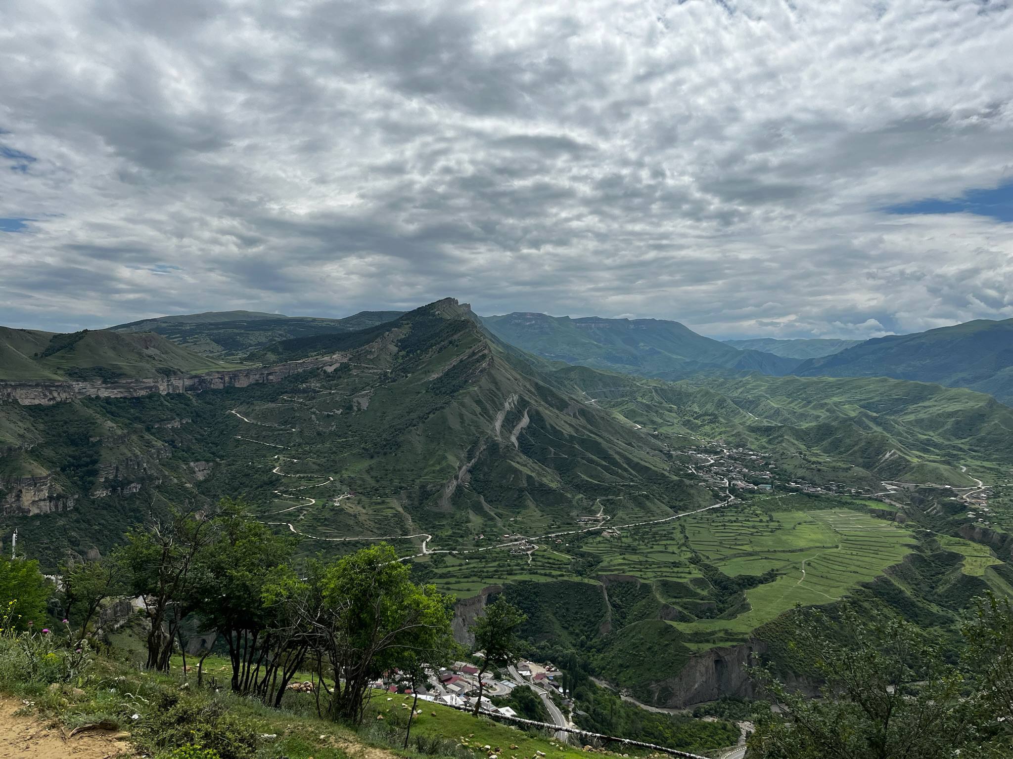 Аул на скальном гребне сверху