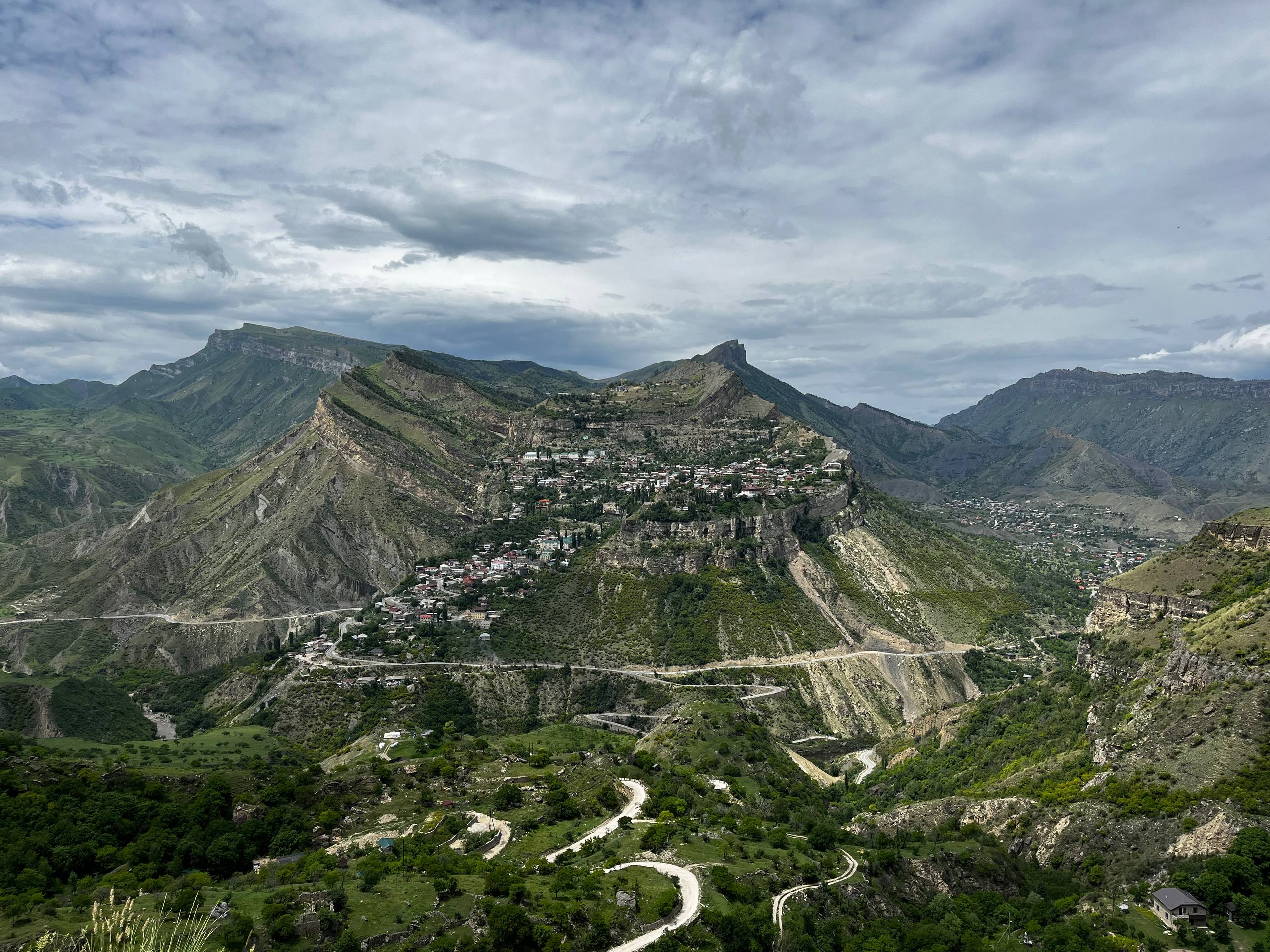 Село на отвесной скале с серпантином дорог